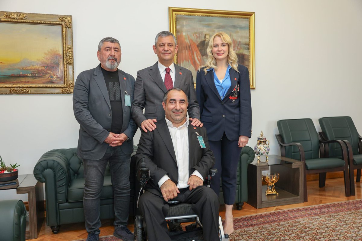 EngelsizCHP's tweet photo. Engelli Hakları Komitemiz, Genel Başkanımız Özgür Özel'i ve Engeliler haftası kapsamında Genel Merkezimizin Engeliler kurulunu ziyaret ederek önümüzdeki süreci değerlendirip, örgütlenme ve bilinçlenme konusunda bilgi alış verişinde bulundu. https://t.co/xIKXyk3YKC