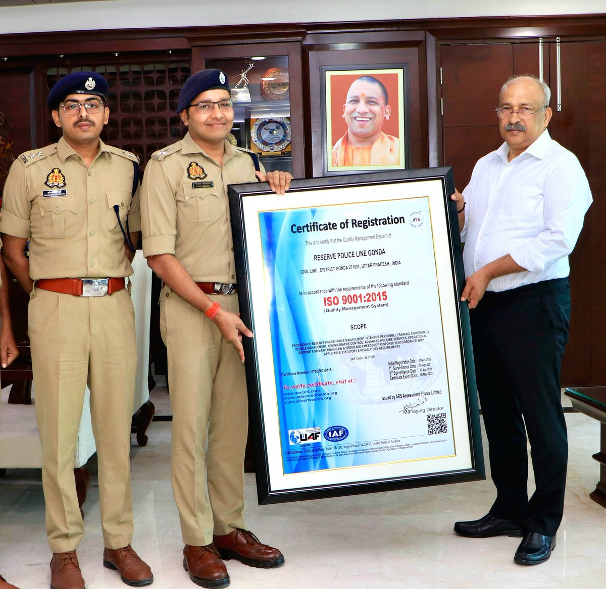 IPSVineet's tweet photo. .@gondapolice की रिजर्व पुलिस लाइन को उत्कृष्ट प्रशासनिक व्यवस्था, गुणवत्ता प्रबंधन, प्रशिक्षण प्रणाली, अनुशासित कार्य संस्कृति एवं संसाधनों के प्रभावी प्रबंधन हेतु प्रतिष्ठित ISO 9001:2015 प्रमाण पत्र प्राप्त हुआ जिसे DGP सर को भेंट किया ।

#PoliceWelfare
#PoliceFamily
 #ISO9001 https://t.co/fsRkDsfZZ0