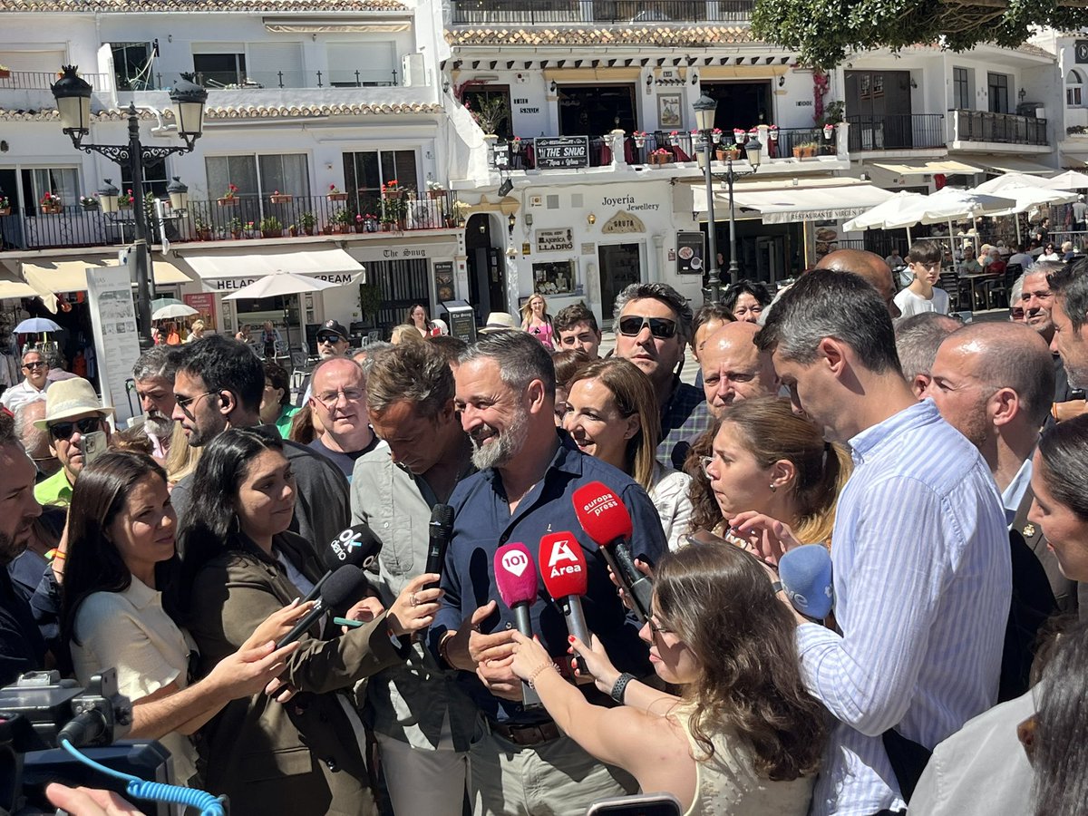 VoxMijas's tweet photo. 💚 Mijas ha vuelto a demostrar hoy que hay ganas de escuchar hablar de los problemas reales de los españoles.

La comparecencia de Santiago Abascal ante los medios ha acabado rodeada de una multitud de vecinos que han querido acercarse para escuchar las propuestas de VOX y mostrar su apoyo.

Frente a las cortinas de humo y la propaganda, VOX sigue defendiendo seguridad, vivienda, apoyo a nuestras Fuerzas y Cuerpos de Seguridad y políticas de sentido común. 🇪🇸