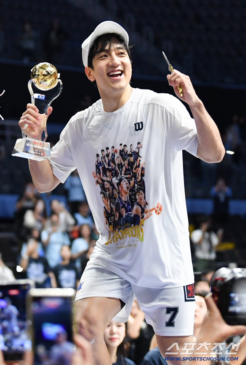 cheever_0203's tweet photo. Congratulations Finals MVP and Champion! 🏆
Your hard work, leadership, and passion truly paid off. You deserve every moment of this victory. So proud of you!
#heohoon #허훈
📸 © as marked https://t.co/C0LaO1ecjD