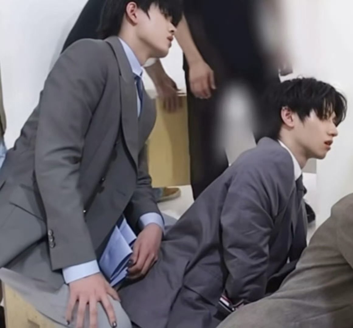Yooooooozzx's tweet photo. 张极喜欢在所有人看不见的地方偷偷对着朱志鑫使坏，拍elle的时候他骑在朱志鑫身上，借着衣服的遮挡拉开自己了自己的裤链。朱志鑫趴在那里听摄影师说着怎么摆动作，突然就感觉后面的人的火热的东西抵上了自己的小批。穿着裙子的男神其实是隔着裤子被人磨，���批都会流水到眼神迷离的骚货 https://t.co/IX6W31bDtP