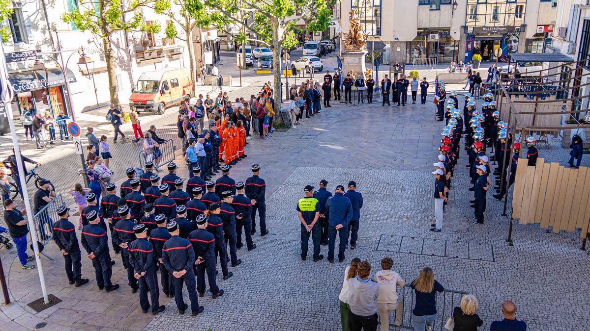 Pompiers_13's tweet photo. 🚒 Le 12/05/26, le capitaine Baroni a transmis le commandement du CIS de Châteaurenard au lieutenant Gillette, désormais officiellement à la tête du centre.

Nous lui souhaitons le meilleur dans ses nouvelles fonctions👏

📸 https://t.co/zZDyvlARwI
📽️ https://t.co/iIkXk65e47 https://t.co/w3DPeA3wxt