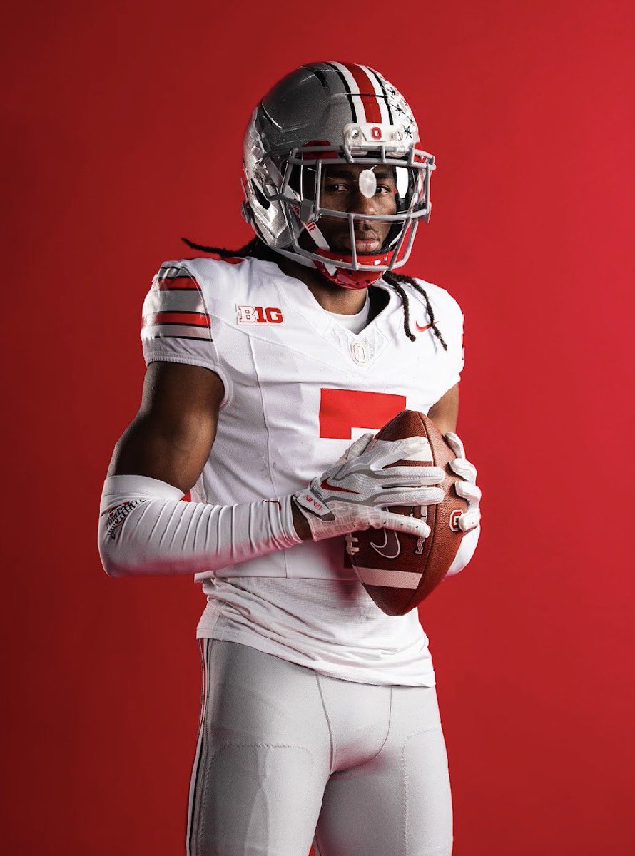 UNISWAG's tweet photo. The @OhioStateFB new core threads feature the iconic Buckeye Stripe.

#uniswag https://t.co/apY2bwfXWd
