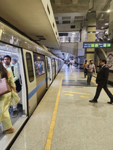 MMGUPTA's tweet photo. My small contribution towards saving of petrol in the challenging time for our country.

Delhi Metro Rail Corporation Ltd. not only saves petrol, but also save our time and is very comfortable as well.

@narendramodi https://t.co/v5DWfT5Lcf