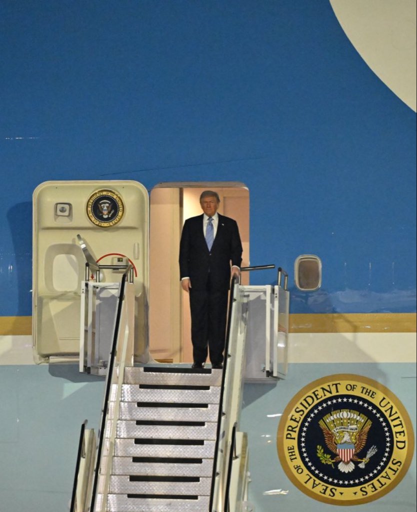 worldtalkk's tweet photo. U.S. President Donald J. Trump just arrived in Beijing. https://t.co/2jRZXqnfim