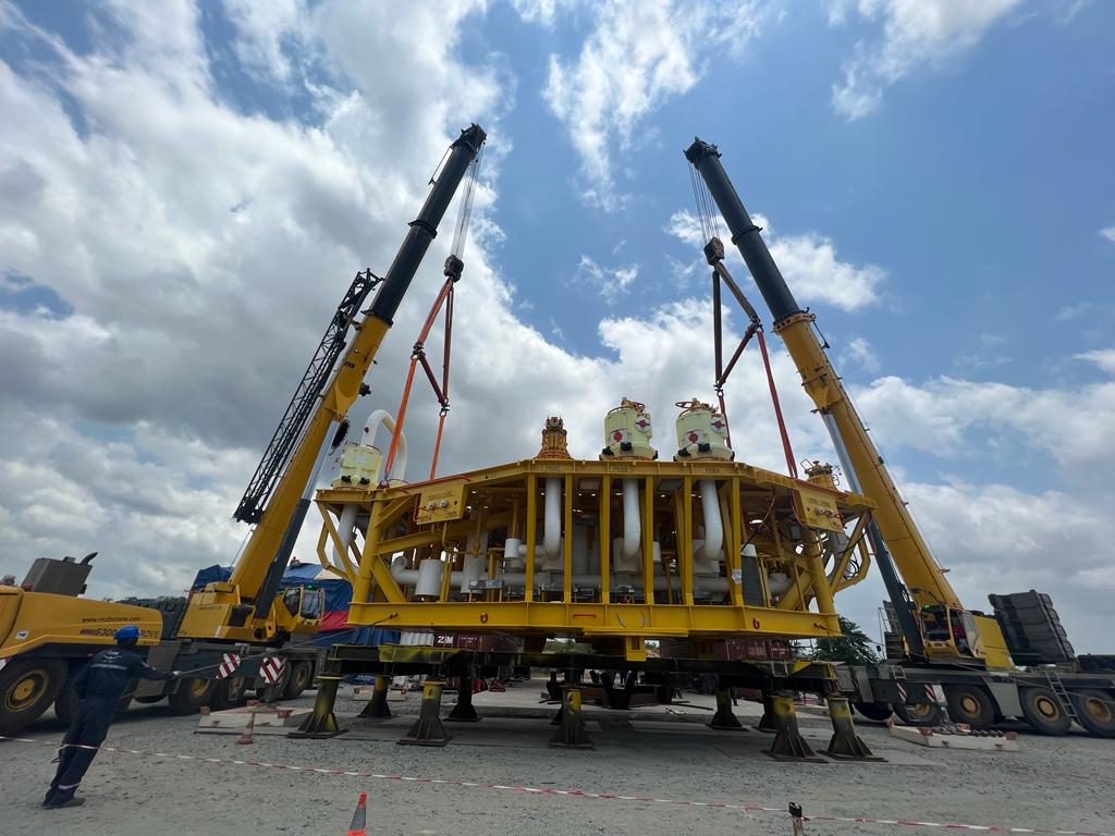 PatersonSimons's tweet photo. A Grove GMK6400 All Terrain Crane, from MobiCRANE Limited, at Orsam Energies operating on an active oil and gas site – a great example of how these machines perform in real-world conditions, where reliability, precision and safety are essential. https://t.co/rjyOSpPK2M