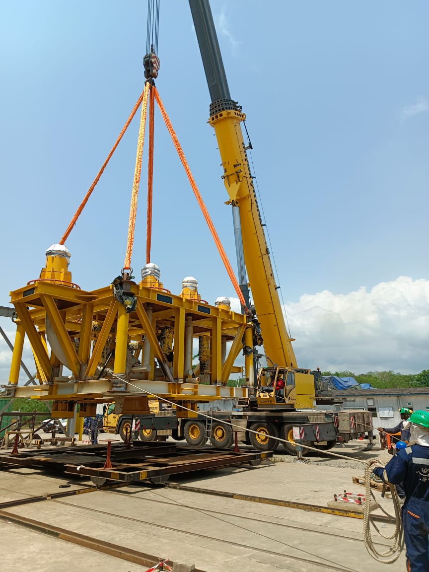 PatersonSimons's tweet photo. A Grove GMK6400 All Terrain Crane, from MobiCRANE Limited, at Orsam Energies operating on an active oil and gas site – a great example of how these machines perform in real-world conditions, where reliability, precision and safety are essential. https://t.co/rjyOSpPK2M