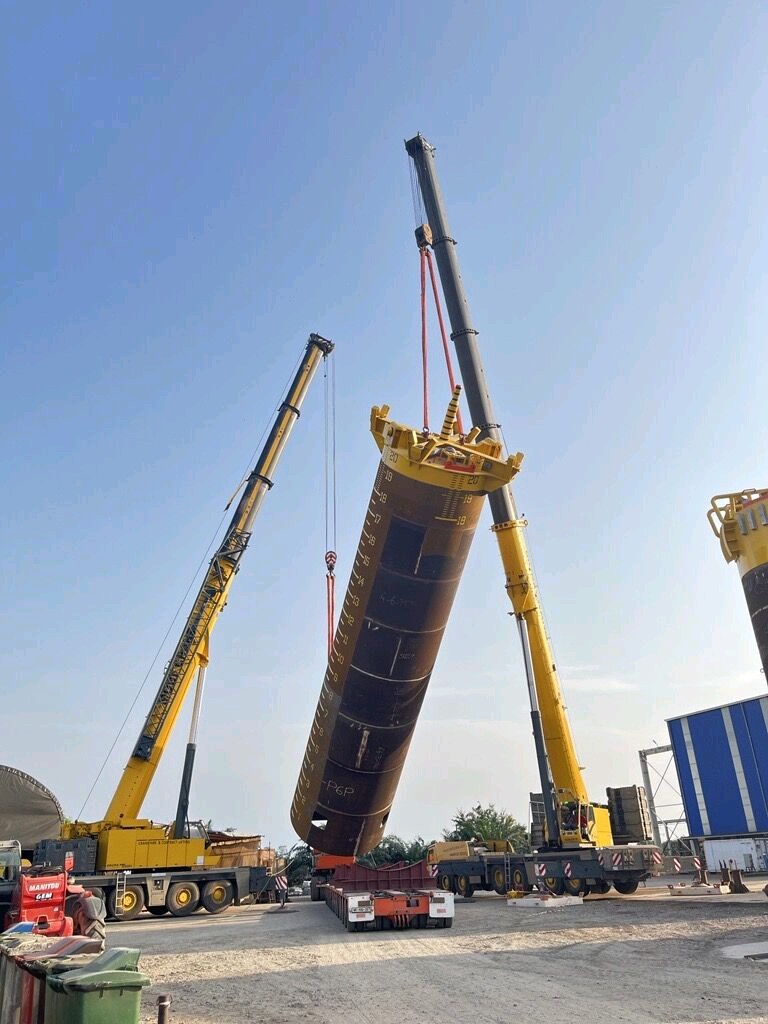 PatersonSimons's tweet photo. A Grove GMK6400 All Terrain Crane, from MobiCRANE Limited, at Orsam Energies operating on an active oil and gas site – a great example of how these machines perform in real-world conditions, where reliability, precision and safety are essential. https://t.co/rjyOSpPK2M