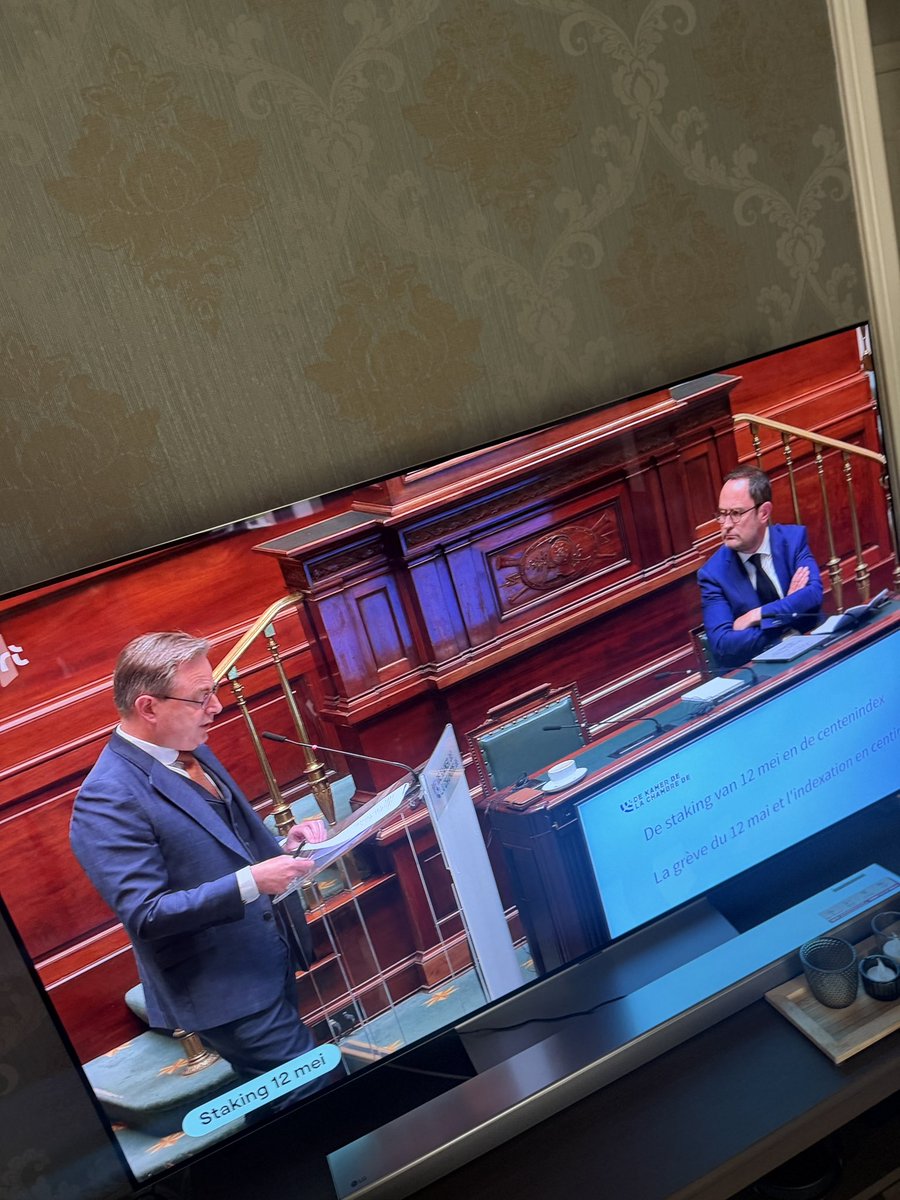 EveraertsWim's tweet photo. Een leider @Bart_DeWever vs de 🤡, @anders_partij  snapt nog altijd niet dat ze zolang ze die mannen in de partij houden ze geen stemmen terug krijgen, die man heeft alle respect en vertrouwen verloren! https://t.co/uNRJ0F9fDM