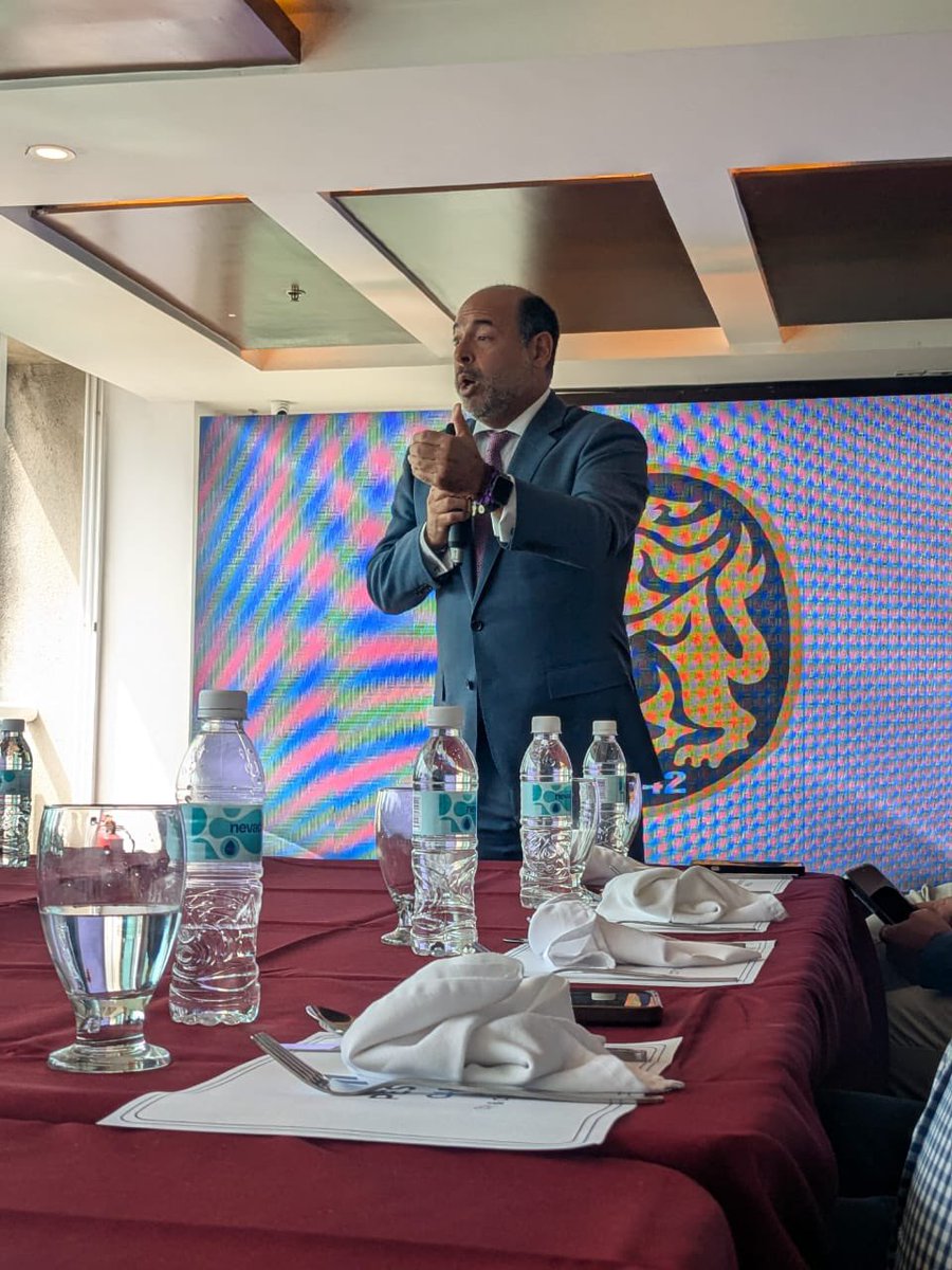ElNacionalWeb's tweet photo. #13may | El presidente de los Leones del Caracas, Juan Cristóbal Coronil, aseguró este martes que la organización entra en una nueva etapa enfocada en la construcción de una estructura “que se mantendrá en el tiempo”.

Indicó que ya iniciaron contactos con los más de 200 peloteros firmados por el equipo, a quienes calificó como la columna principal del proyecto.

“No estamos construyendo un equipo para una temporada, sino para una era”, afirmó durante la rueda de prensa.