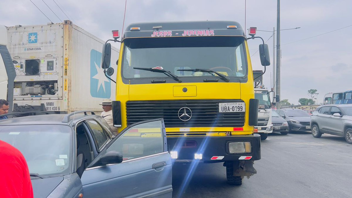 Leninqr's tweet photo. @ATM_Transito @DiegoArcos14 @pedritoortizjr @EmergenciasEc el tipo choca a mi hermana se baja a faltarle el respeto teniendo el la culpa y se va sin reconocer el daño.  aprovechando que mi hermana estaba sola . https://t.co/BIekRa3Cjq