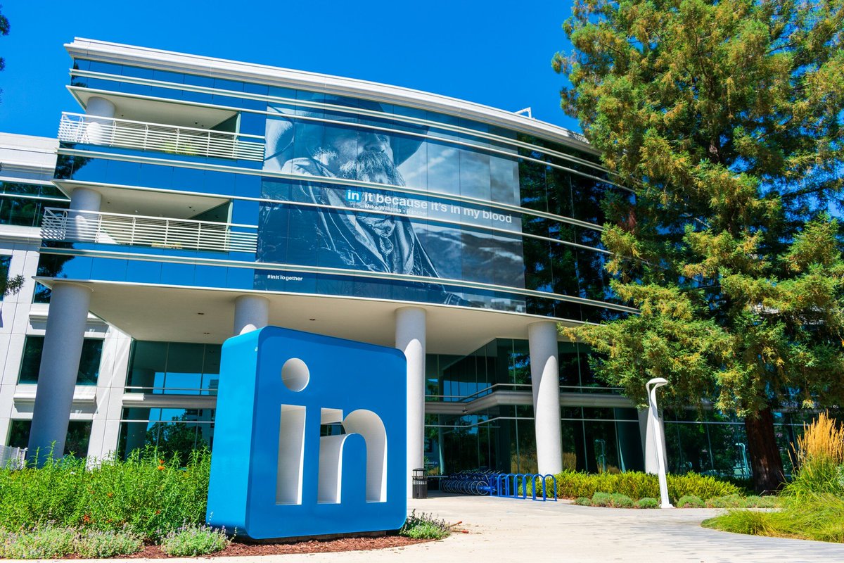 StockMKTNewz's tweet photo. Microsoft $MSFT owned LinkedIn is reportedly planning to announce to layoffs impacting 5% of its staff as it ‌

"reorganizes ⁠teams and focuses staff on areas where its ​business ​is ⁠growing" - Reuters https://t.co/bEx5RBqjCV