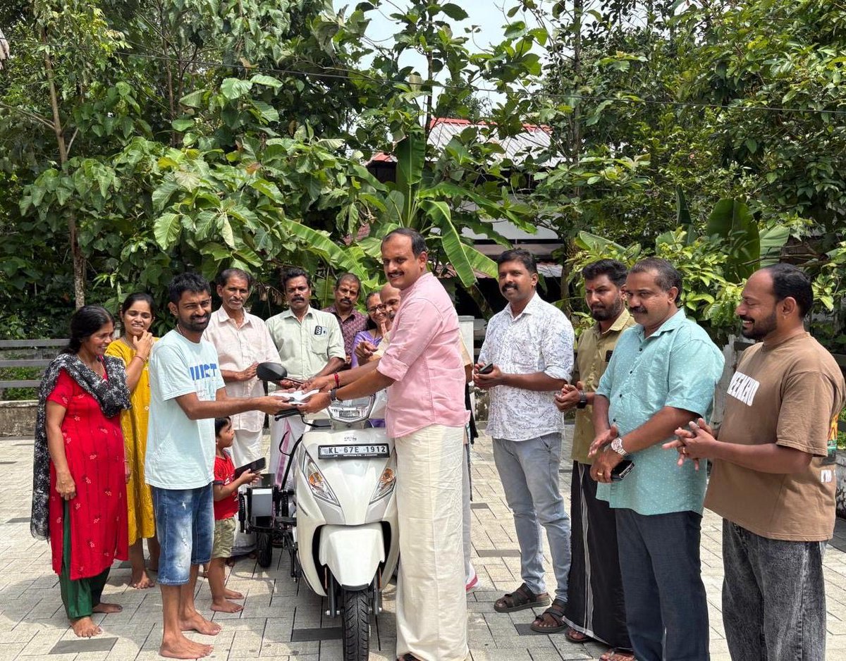 BjpLigin's tweet photo. ബോണിയുടെ ആഗ്രഹം (3 wheel scooter)സാധിച്ചു കൊടുത്തു. ഇനി എവിടെയും യാത്ര ചെയ്യാം….BJP with you all …always @RajeevRC_X @BJP4Keralam @BjpKottayam https://t.co/ieWaVX9Wqr