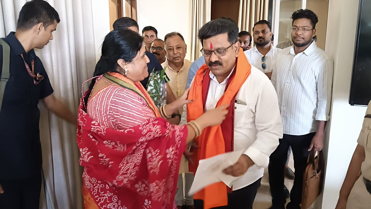 BheshBai's tweet photo. आज नया रायपुर स्थित आवास पर छत्तीसगढ़ शासन के माननीय उप मुख्यमंत्री श्री विजय शर्मा जी से सौजन्य भेंट कर पश्चिम बंगाल विजय की बधाई दी।
@vijaysharmacg https://t.co/TTJlC7xwSC
