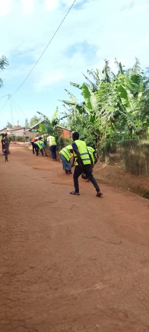 jane_dusabe's tweet photo. NYAGATARE District 
Matimba sector 
Murigahunda  yokwimakaza isuku nisukura Youthvolunteers Bakagali kaRwentanga babyukiye mugitondo kisuku https://t.co/NuN6NZfpjT