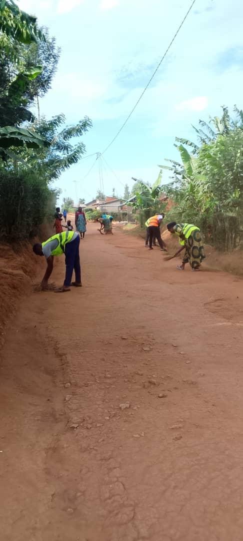 jane_dusabe's tweet photo. NYAGATARE District 
Matimba sector 
Murigahunda  yokwimakaza isuku nisukura Youthvolunteers Bakagali kaRwentanga babyukiye mugitondo kisuku https://t.co/NuN6NZfpjT