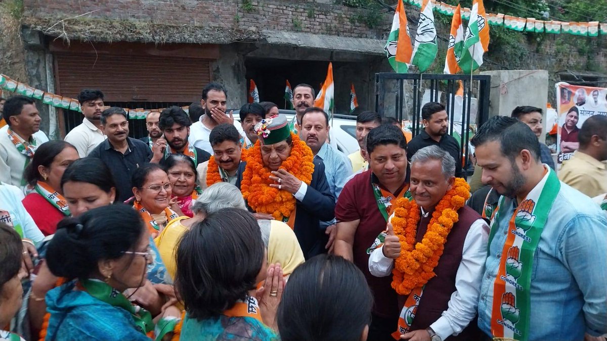 Naresh_HPCC's tweet photo. आज नगर निगम सोलन के वार्ड नंबर 10 में कांग्रेस प्रत्याशी श्री अंकुश सूद जी  के समर्थन में माननीय स्वास्थ्य मंत्री श्री धनी राम शांडिल जी के साथ सहभागिता करने का अवसर मिला। 

जनता का उत्साह बता रहा है कि सोलन विकास, पारदर्शिता और जनसेवा की राजनीति के साथ है। 

#MCSolan #Solan https://t.co/HgQZ4GaurS