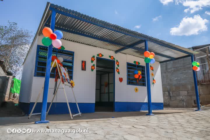 Plomo19792's tweet photo. #Nicaragua // La Alcaldía de Managua realizó la entrega de una nueva Vivienda Solidaria a doña María Auxiliadora Lara Dávila, del barrio Loma de Chico Pelón, quien perdió su hogar en un incendio ocurrido el pasado 11 de abril.❤️🇳🇮 https://t.co/bvFTcSLhx1