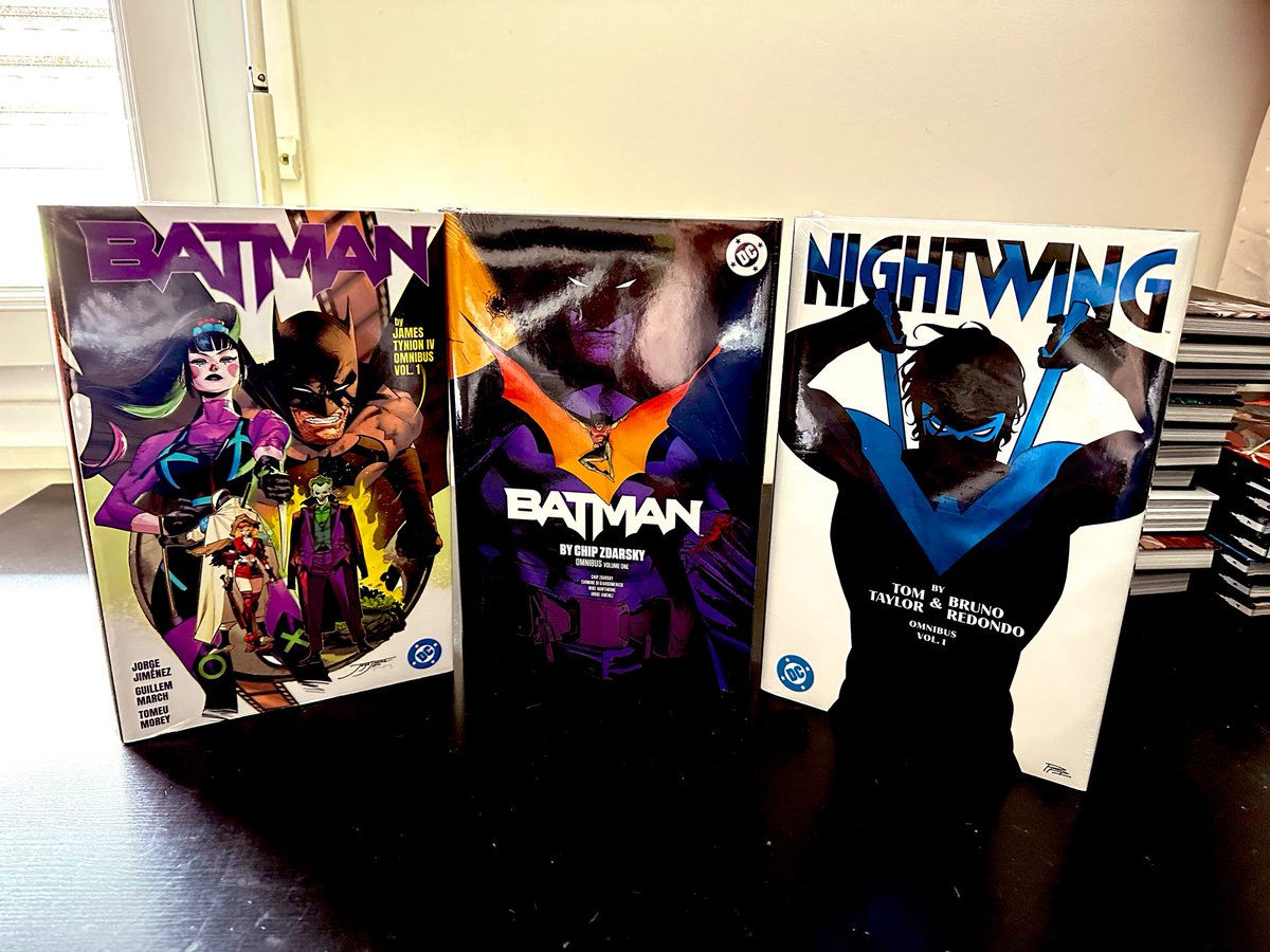 ELYisOKAY's tweet photo. Grosse réception comics avec des omnibus venant des soldes B2G1 de chez @waltscomicshop.
En supplément la toute première variante sortie pour un omnibus DC par @JorgeJimenezArt sur le Batman de @zdarsky https://t.co/TZOmQIfNa4