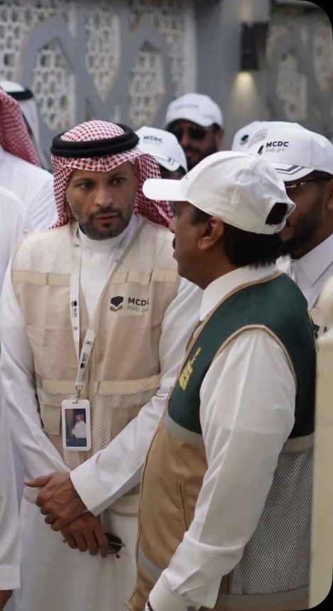 bdr_sabiq's tweet photo. أخي الأكبر وأحد أكثر الشخصيات عطاءاً في ميدان #الحج عبر سنوات مضّت وبإذن الله سنوات قادمة ، الكابتن حسن بن يحي بدر رئيس مركز حجاج دولة #قطر ،في جولة مع معالي نائب وزير #الحج والعمرة الدكتور عبدالفتاح مشاط لتفقد مخيمات حجاج دولة قطر الشقيقة في #المشاعر_المقدسة..
#الحج
#حج_1447هـ https://t.co/5hgi7Tf1xw