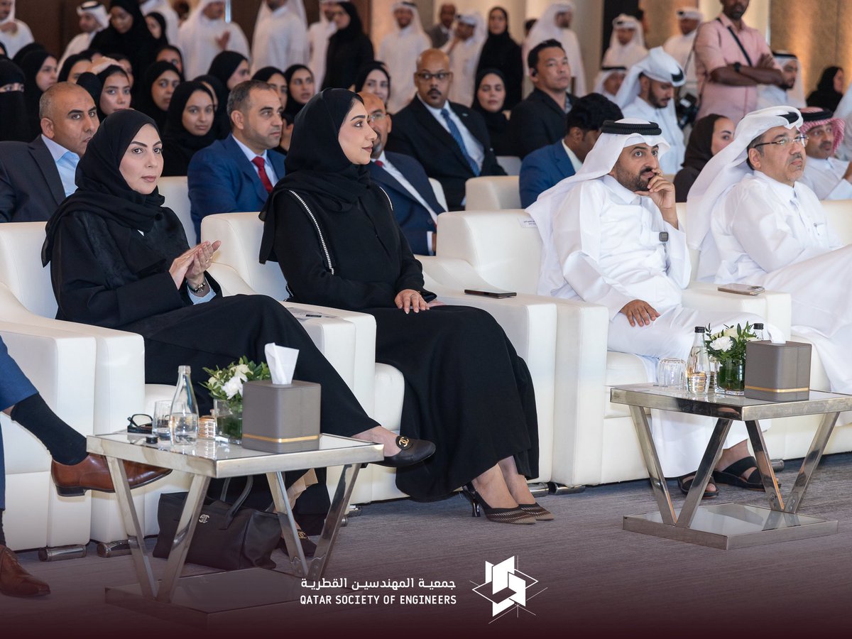 InfoQSE's tweet photo. شاركت جمعية المهندسين القطرية، ممثلةً بالمهندسة آمنة محمد النعمة، رئيس مجلس الإدارة، في حفل تخريج الدفعة الرابعة من البرامج التدريبية الذي نظمته هيئة الأشغال العامة أشغال
وشهد الحفل تكريم جمعية المهندسين القطرية https://t.co/t5xTqhXupR