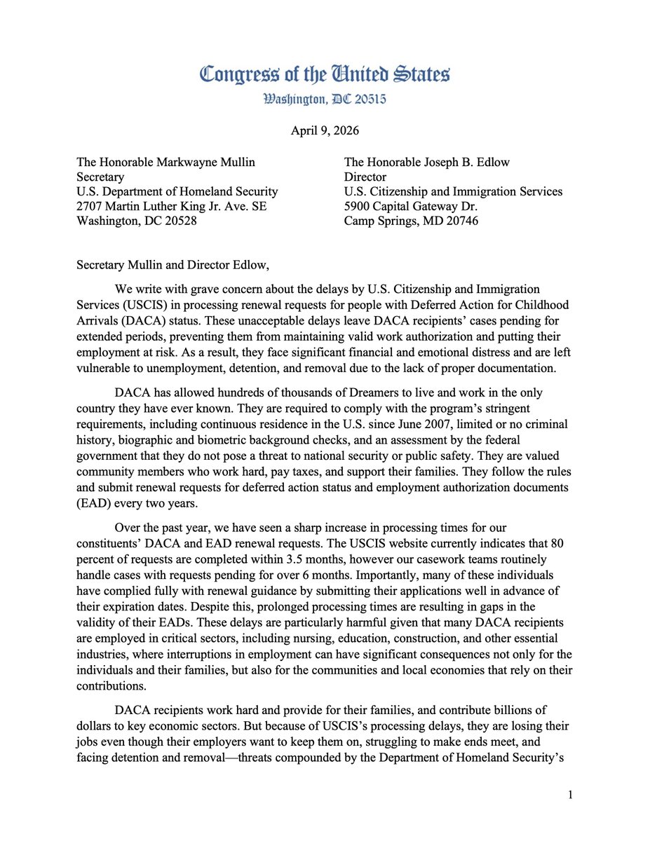 RepGregStanton's tweet photo. El estatus legal de más de 20,000 Arizonenses está en riesgo porque el gobierno se niega a procesar la documentación a tiempo.

Me uní a casi 90 demócratas para exigir respuestas sobre estos retrasos inaceptables. Seguiré luchando para solucionar esto y para crear un camino permanente hacia la ciudadanía para los Dreamers.