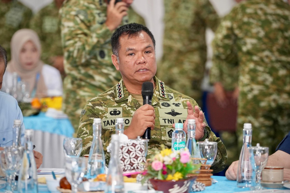 KodamIV's tweet photo. Pangdam IV/Diponegoro Dampingi Wakil Panglima TNI Tinjau Kesiapan Launching KDKMP di Banyumas https://t.co/hltedzBgxA