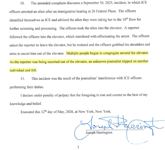 Uebey's tweet photo. Lol, this is how ICE officer Joseph Harrington described this incident from last September in a new court filing:

"As the reporter (@Dean_Moses) was being escorted out of the elevator, an unknown journalist tripped on another individual and fell." https://t.co/SGPR74b245