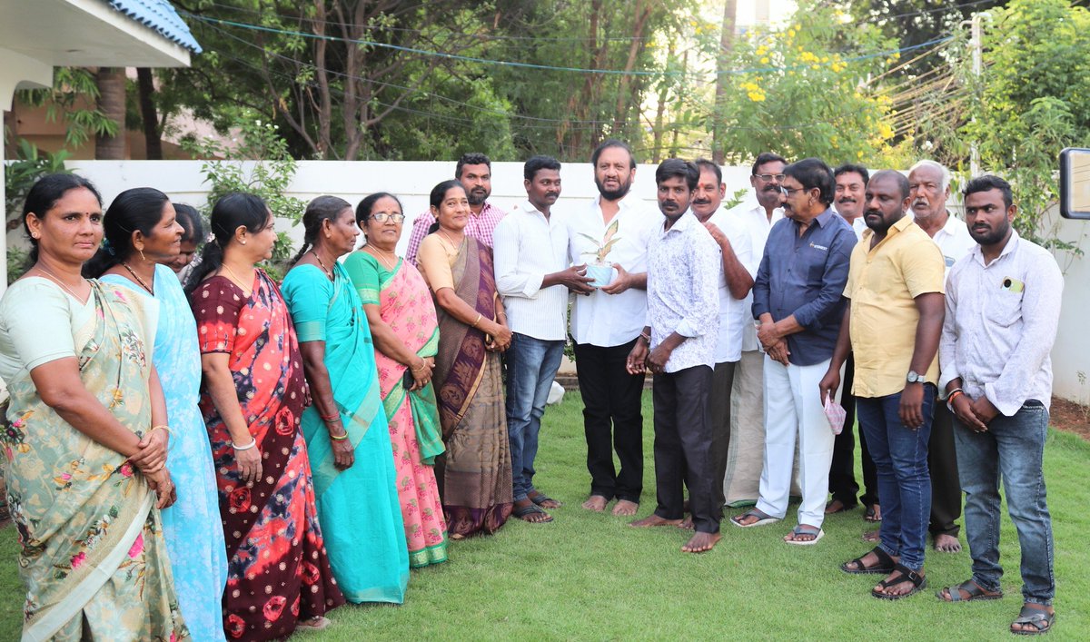NallapareddyR's tweet photo. వై.యస్.ఆర్ కాంగ్రెస్ పార్టీ కోవూరు మండలం, మోడేగుంట, గంగవరం గ్రామాల నూతన కమిటీ అధ్యక్షులు మరియు కమిటీ సభ్యులు నేడు మాజీ మంత్రివర్యులు,వైసీపీ రాష్ట్ర PAC సభ్యులు నల్లపరెడ్డి ప్రసన్నకుమార్ రెడ్డి గారిని  నెల్లూరు లోని వారి నివాసంలో మర్యాదపూర్వకంగా కలసి కృతజ్ఞతలు తెలిపారు..

నూతన కమిటీ సభ్యులకు శుభాకాంక్షలు తెలిపి వైయస్సార్ కాంగ్రెస్ పార్టీ బలోపేకానికి కృషి చేయాలని కమిటీ సభ్యులను కోరిన నల్లపరెడ్డి ప్రసన్నకుమార్ రెడ్డి గారు..

ఈ కార్యక్రమంలో..

వైసీపీ జిల్లా ఉపాధ్యక్షులు పచ్చిపాల రాధాకృష్ణ రెడ్డి గారు, వైసిపి జిల్లా రైతు విభాగం అధ్యక్షులు శివుని నరసింహారెడ్డి గారు, వైసీపీ జిల్లా ప్రధాన కార్యదర్శి రామిరెడ్డి మల్లికార్జున్ రెడ్డి గారు, వైసీపీ జిల్లా కార్యదర్శి నలుబోలు సుబ్బారెడ్డి గారు, కోవూరు మండల పార్టీ అధ్యక్షులు అత్తిపల్లి అనూప్ రెడ్డి గారు, జడ్పీటీసీ శ్రీమతి కవనగిరి శ్రీలత గారు, గంగవరం మాజీ సర్పంచ్ ఏడేం కలికి శ్రీధర్ రెడ్డి గారు లక్ష్మీకుమారి గారు, గంగవరం మాజీ ఉప సర్పంచ్ గోడే మోష గారు మరియు స్థానిక నాయకులు పాల్గొన్నారు..

#YSRCongressParty #YSJaganMohanReddy #NallapareddyPrasannaKumarReddy #YSRCPSOCIALMEDIA #Nallapareddy #KovurMLA #kovurysrcp #NPKR #Congratulations ..💐