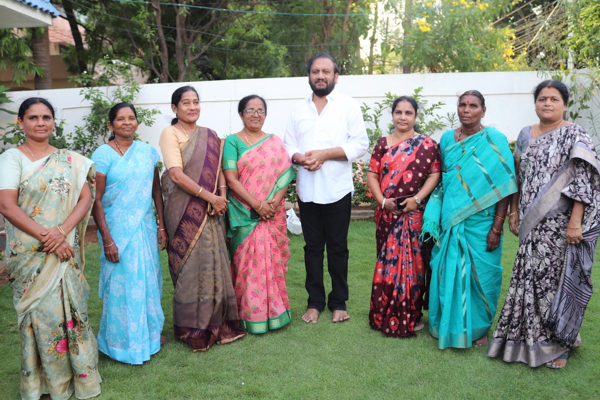 NallapareddyR's tweet photo. వై.యస్.ఆర్ కాంగ్రెస్ పార్టీ కోవూరు మండలం, మోడేగుంట, గంగవరం గ్రామాల నూతన కమిటీ అధ్యక్షులు మరియు కమిటీ సభ్యులు నేడు మాజీ మంత్రివర్యులు,వైసీపీ రాష్ట్ర PAC సభ్యులు నల్లపరెడ్డి ప్రసన్నకుమార్ రెడ్డి గారిని  నెల్లూరు లోని వారి నివాసంలో మర్యాదపూర్వకంగా కలసి కృతజ్ఞతలు తెలిపారు..

నూతన కమిటీ సభ్యులకు శుభాకాంక్షలు తెలిపి వైయస్సార్ కాంగ్రెస్ పార్టీ బలోపేకానికి కృషి చేయాలని కమిటీ సభ్యులను కోరిన నల్లపరెడ్డి ప్రసన్నకుమార్ రెడ్డి గారు..

ఈ కార్యక్రమంలో..

వైసీపీ జిల్లా ఉపాధ్యక్షులు పచ్చిపాల రాధాకృష్ణ రెడ్డి గారు, వైసిపి జిల్లా రైతు విభాగం అధ్యక్షులు శివుని నరసింహారెడ్డి గారు, వైసీపీ జిల్లా ప్రధాన కార్యదర్శి రామిరెడ్డి మల్లికార్జున్ రెడ్డి గారు, వైసీపీ జిల్లా కార్యదర్శి నలుబోలు సుబ్బారెడ్డి గారు, కోవూరు మండల పార్టీ అధ్యక్షులు అత్తిపల్లి అనూప్ రెడ్డి గారు, జడ్పీటీసీ శ్రీమతి కవనగిరి శ్రీలత గారు, గంగవరం మాజీ సర్పంచ్ ఏడేం కలికి శ్రీధర్ రెడ్డి గారు లక్ష్మీకుమారి గారు, గంగవరం మాజీ ఉప సర్పంచ్ గోడే మోష గారు మరియు స్థానిక నాయకులు పాల్గొన్నారు..

#YSRCongressParty #YSJaganMohanReddy #NallapareddyPrasannaKumarReddy #YSRCPSOCIALMEDIA #Nallapareddy #KovurMLA #kovurysrcp #NPKR #Congratulations ..💐
