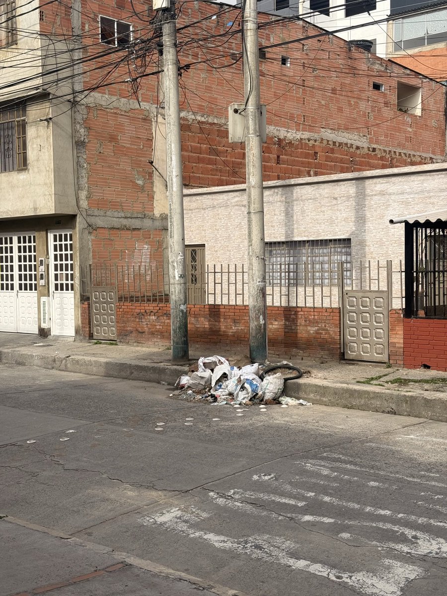 PreciadoG23's tweet photo. @Uaesp Solicito por favor puedan ayudarme con la gestión de recolección de RCD punto crítico en la Calle 67 sur # 78h-38 Bosa San Pablo 1 sector. 
@AlcaldiadeBosa @personeriabta @German_garciaM https://t.co/SY4zevGjZG