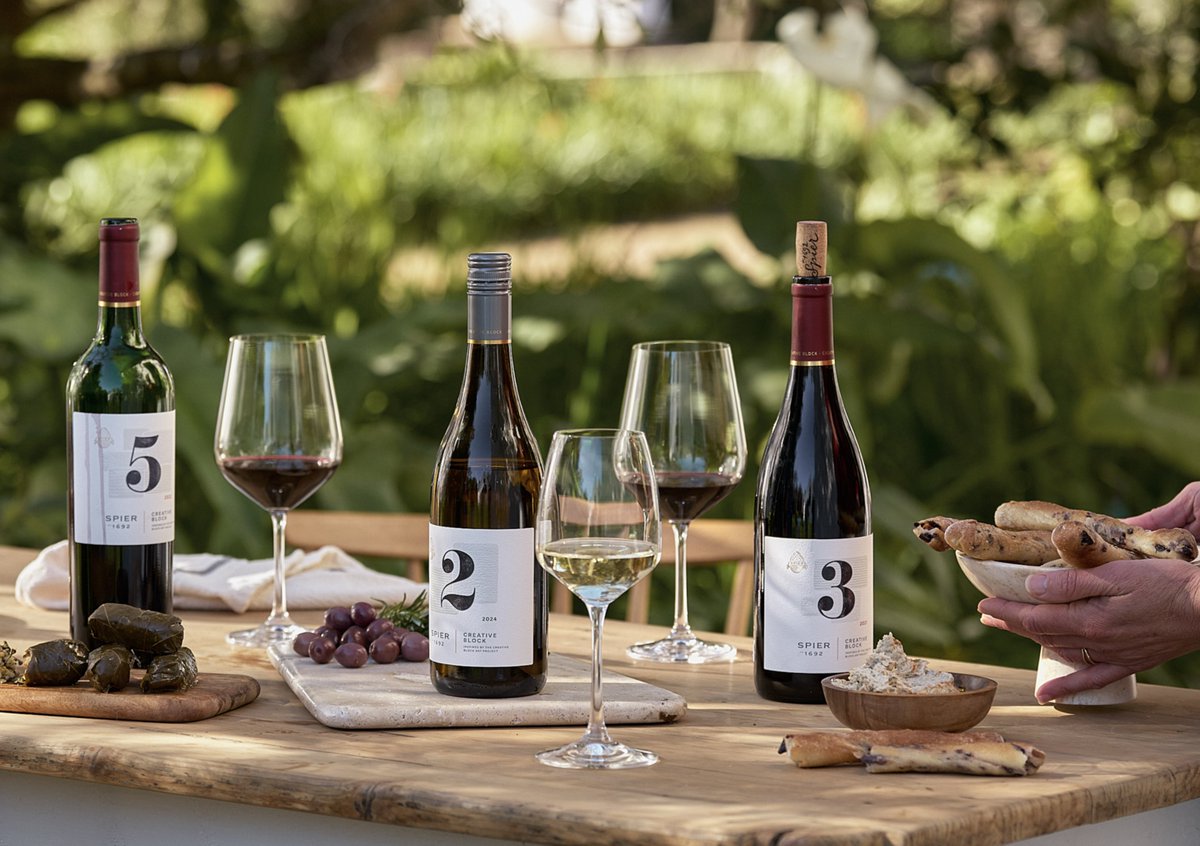 ZebraWines's tweet photo. Creative Block je název řady cuvée ze Spier Wine, jejichž číslovka značí počet smíchaných odrůd. Ať již bílé či červené ve stylu Bordeaux nebo červené ve stylu Rhony, vždy  
vynikající kvalita za rozumnou cenu! 🍷🦓🇿🇦
#bordeaux #rhone #cuvee https://t.co/4nUNcWeRlG