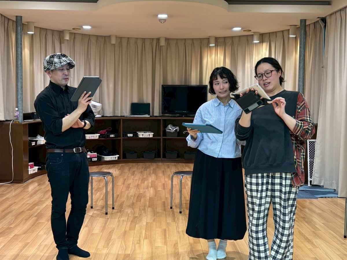 ulalan03's tweet photo. #ざあうんリラボ　稽古！
今回コーラスで参加なのです🤭
ご予約お待ちしてます！

ざ・あうん+RE Labo　vol.4
「スパイものがたり」

6/12(金)19:00
13(土)14:00/18:30
14(日)14:00/18:30
15(月)14:00

📍Theater Cafe信天翁

🎫前売3500円（1ドリンク付）

🥸ご予約はこちら
https://t.co/LVVdMYC9cT https://t.co/urjEtbvoW0