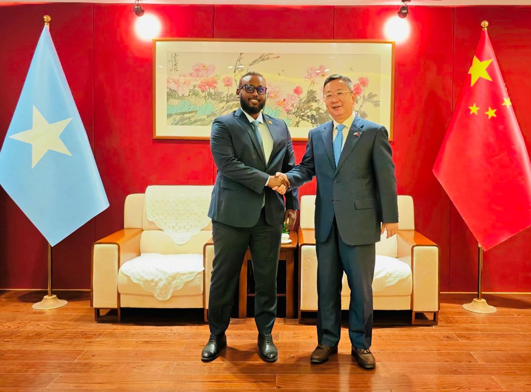 Pcve_envoy's tweet photo. Presidents Special Envoy For PCVE, H.E @HonAweys held discussions with the Chinese Ambassador to Somalia, H.E @AmbWangYu, focusing on strengthening cooperation in youth empowerment, skills development, public awareness and preventing extremism. https://t.co/3V4zJWM52M