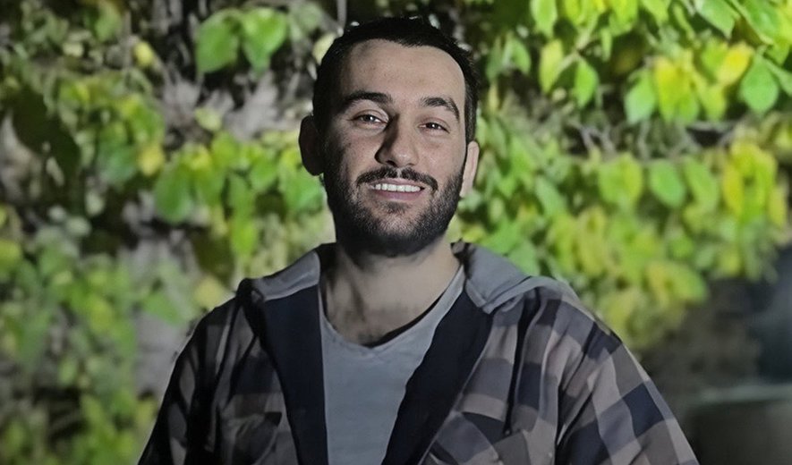 arminarefi's tweet photo. PENDU. Ehsan Afreshteh, un citoyen iranien de 32 ans, a été pendu mercredi 13 mai 2026 en #Iran pour collaboration avec Israël, alors que les ONG de défense des droits de l'homme dénoncent des aveux obtenus sous la contrainte. 

« Ehsan Afreshteh, un espion formé par le Mossad au Népal et ayant vendu des informations sensibles à Israël, a été exécuté », a indiqué mercredi le site Mizan Online, appartenant à l'Autorité judiciaire iranienne. 

Selon l'organisation des droits de l'homme @IHRights, ce diplômé en génie civil, qui aurait travaillé dans les domaines de la cybersécurité, de l'analyse du renseignement en sources ouvertes, aurait subi des « pressions pour obtenir des aveux forcés, un isolement cellulaire prolongé et s'est vu refuser l'accès à un avocat de son choix ».

Depuis le 18 mars, au moins 31 prisonniers, dont 14 manifestants, 11 membres de l'organisation d'opposition des Moudjahidines du peuple iranien et six détenus accusés d'espionage, ont été exécutés pour des raisons politiques en Iran. 

« Les exécutions quotidiennes de prisonniers politiques et de personnes accusées d’espionnage se poursuivront tant que la communauté internationale n’augmentera pas le coût politique de ces exécutions pour la République islamique », a réagi Mahmood Amiry-Moghaddam, directeur de l'ONG Iran Human Rights. « Ces exécutions visent à semer la terreur au sein du peuple iranien, qui représente la plus grande menace pour la survie de la République islamique. »
https://t.co/bcsExd3Zpg