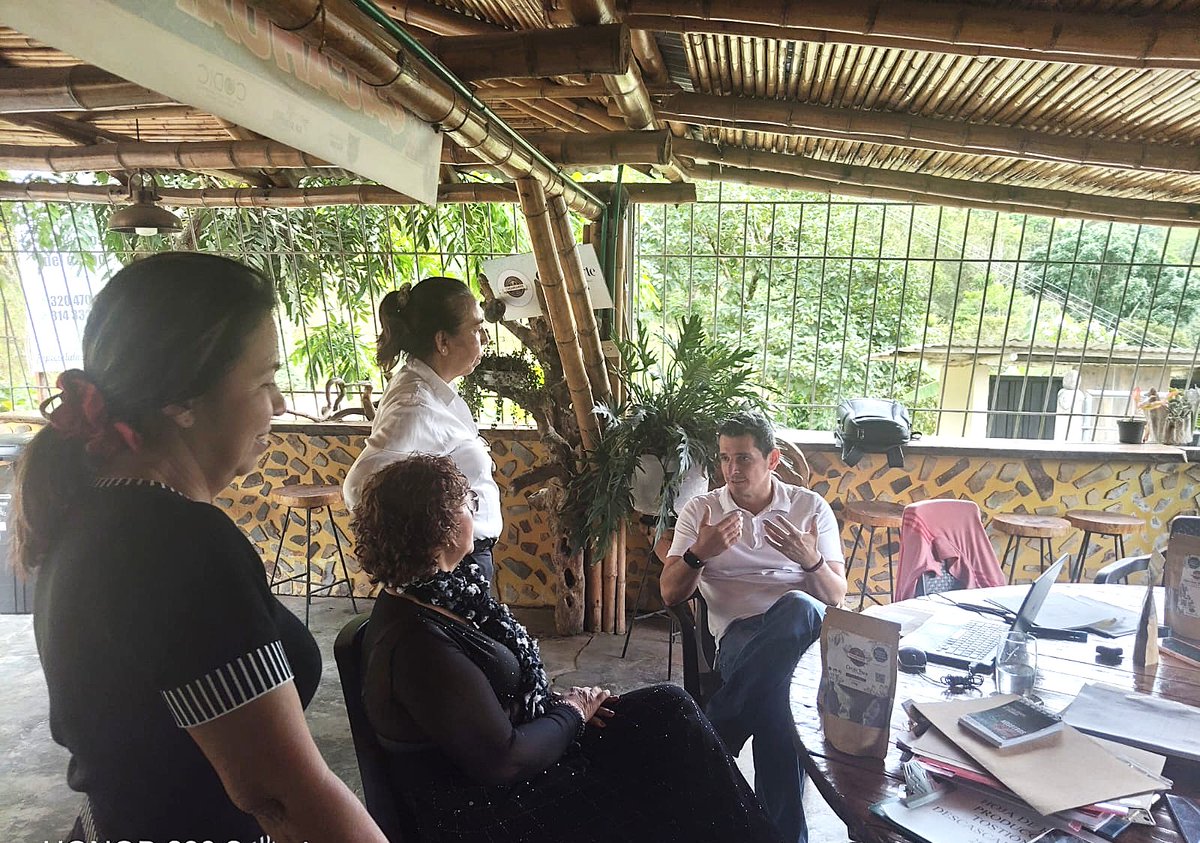 invimacolombia's tweet photo. #RegionesInvima | Apoyamos la transformación del campo y los proyects agrícolas 👩🌾de las mujeres colombianas. En la vereda Laguneta, del municipio de Elías, #Huila, realizamos con éxito la visita de inspección sanitaria al Grupo Asociativo Cacao Puro N&M (CACAHUARTE). https://t.co/yMf56riqgQ