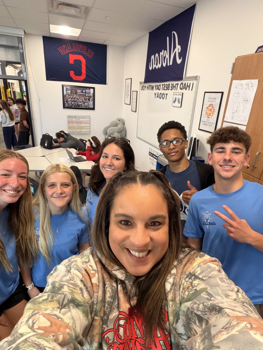 MrsBoydTMS's tweet photo. Senior Give Back Day with these class of 26 #7thgradeknights 💙💛 https://t.co/iKP8R6suyF