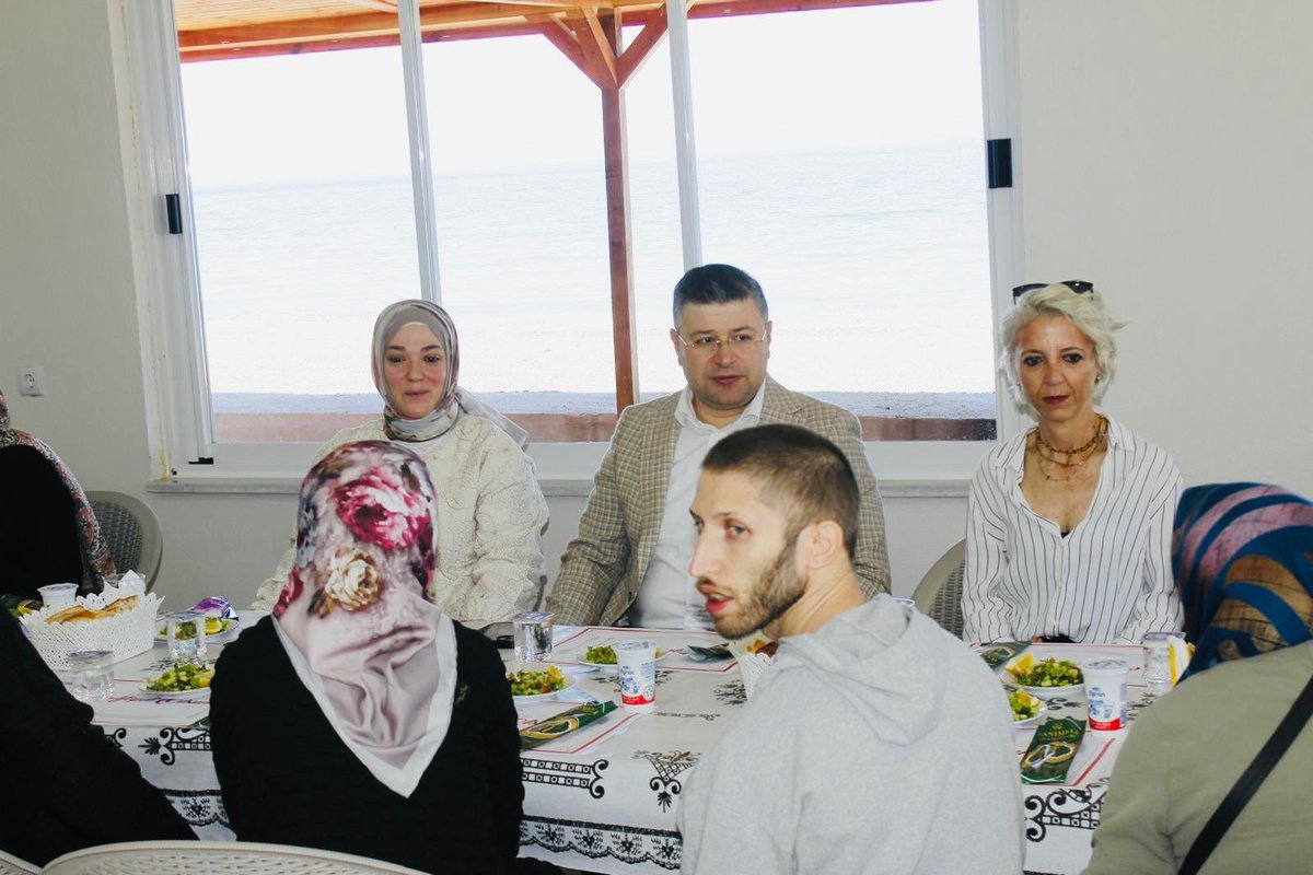 inebolukymk's tweet photo. 🇹🇷 Hanımeli Cafe’de #AramızdaEngellerYok Buluşması

Engelliler Haftası kapsamında düzenlenen anlamlı etkinlikte, Hanımeli Cafe’de özel gereksinimli gençlerimizle bir araya gelindi. Kaymakamımız Sayın Necdet Uçar ve eşi Ayşe Tuba Uçar hanımefendi, https://t.co/xaWEKOBoT8