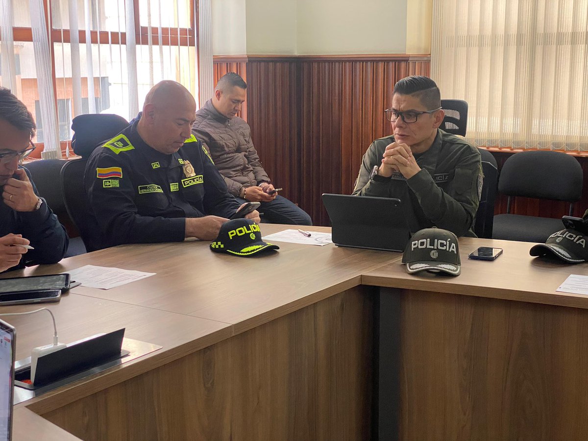 PoliciaNarino's tweet photo. #AEstaHora | En la @gobnarino se adelanta consejo de seguridad departamental, donde autoridades civiles, militares y de Policía articulan acciones para fortalecer la seguridad y garantizar la tranquilidad de las comunidades en Linares y Los Andes Sotomayor.

#DiosYPatria https://t.co/HxfM45xwTE