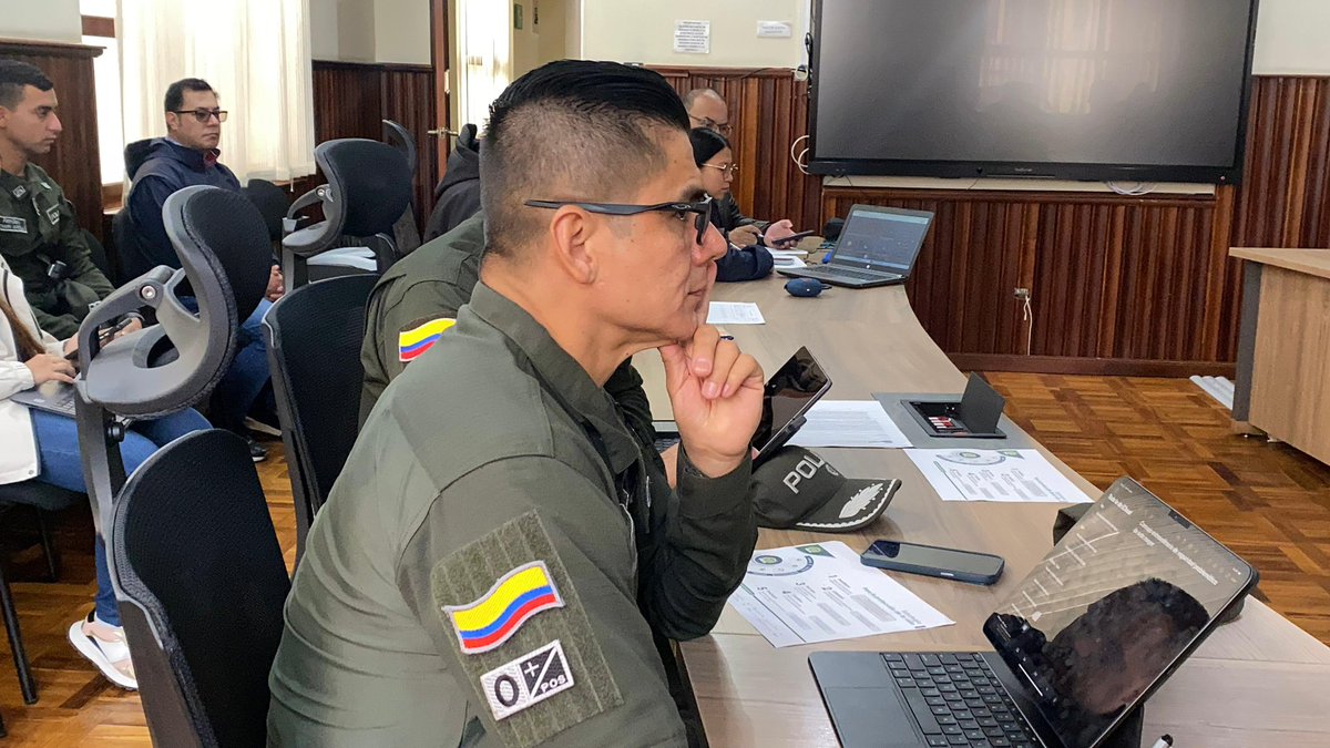 PoliciaNarino's tweet photo. #AEstaHora | En la @gobnarino se adelanta consejo de seguridad departamental, donde autoridades civiles, militares y de Policía articulan acciones para fortalecer la seguridad y garantizar la tranquilidad de las comunidades en Linares y Los Andes Sotomayor.

#DiosYPatria https://t.co/HxfM45xwTE