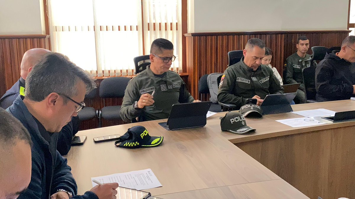 PoliciaNarino's tweet photo. #AEstaHora | En la @gobnarino se adelanta consejo de seguridad departamental, donde autoridades civiles, militares y de Policía articulan acciones para fortalecer la seguridad y garantizar la tranquilidad de las comunidades en Linares y Los Andes Sotomayor.

#DiosYPatria https://t.co/HxfM45xwTE