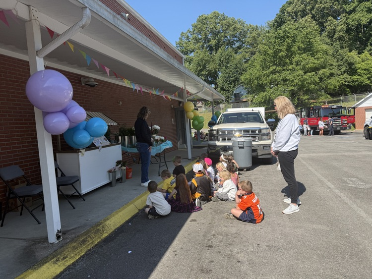 ClintonCity_CCS's tweet photo. Each school participated in Career on Wheels this year! We greatly appreciate all the community partners who came and taught our students about their career field! https://t.co/ZlNjgnXF0f