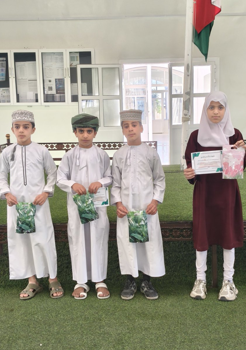 gulailschool's tweet photo. 📍من نور الكتب تولد نهضة الفكر، وتزدهر الحضارات، ويعلو شأن الأوطان بين الشعوب.✨
و من هنا فقد كرمت الاستاذة فاطمة العويمرية الطلبه الأكثر ارتيادا المكتبة تقديرًا لتميّزهم و شغفهم الواضح بالقراءة وما أظهروه من اهتمام رفيع بالكتب والمعرفة.📚 https://t.co/Ve9g3ti9Lw