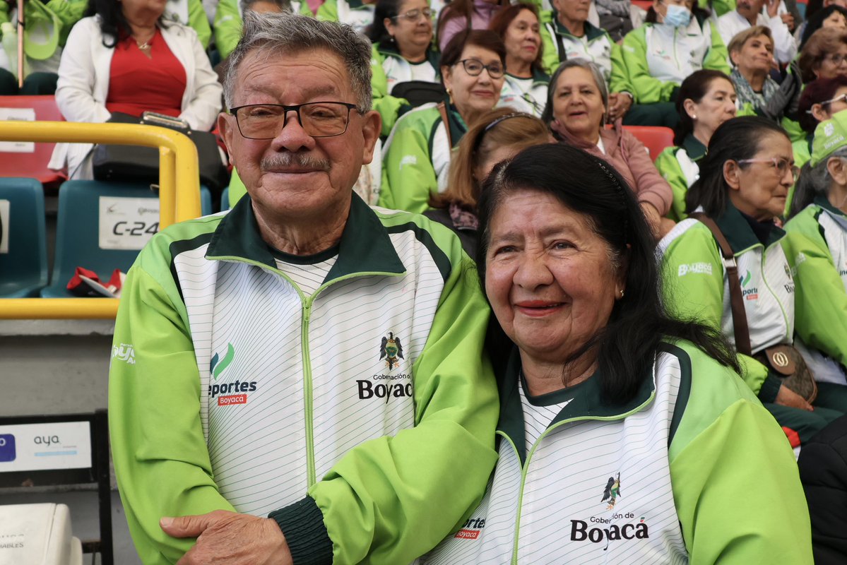SecSocialBoyaca's tweet photo. Más de 300 personas mayores participaron la conmemoración del Día de las Madres, realizada en articulación con @IndeportesBoy , donde entregamos cobijas elaboradas por madres de familia, llevando abrigo y bienestar a quienes tanto han aportado a nuestras comunidades 💜. https://t.co/E0UtAMLaCQ