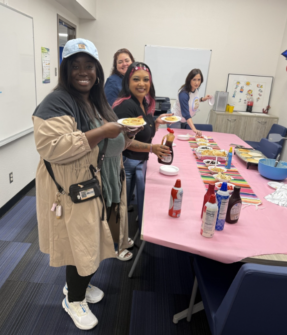 LDZEagles's tweet photo. 🥞🍎 Last week we flipped pancakes for some pretty amazing teachers. Just a small thank you for everything they do! https://t.co/t9nqVePoox