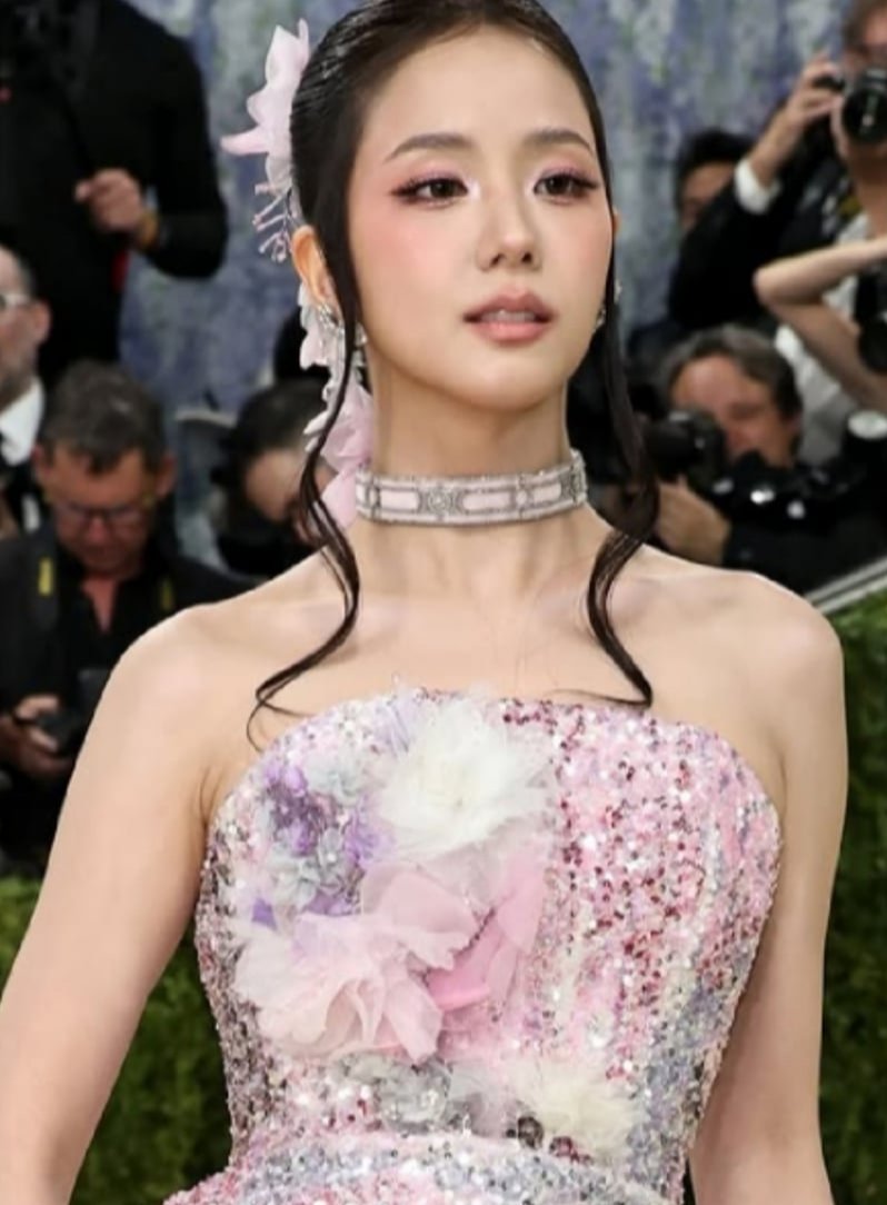 karkonzana's tweet photo. Jisoo earned 4 million dollars from just one Instagram post she made on Met Gala 2026 night. https://t.co/dlH35ptoMe