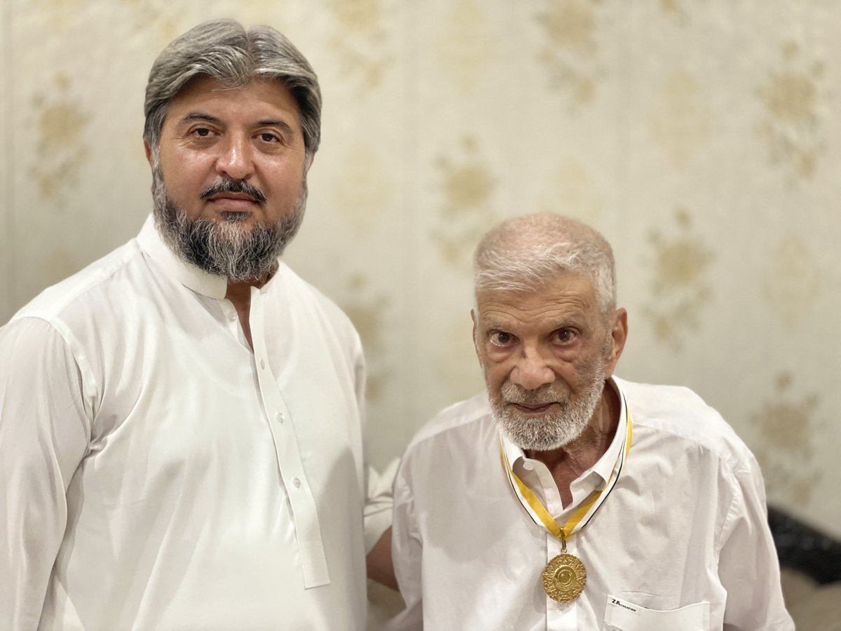 ProudDaudzai's tweet photo. گورنر ہاؤس پشاور : پشتو ادب کے شعبہ جدید شاعری میں گراں قدر خدمات کے اعتراف میں صدر مملکت جناب آصف علی زرداری کی جانب سے گورنر خیبرپختونخوا جناب فیصل کریم کنڈی نے امین اللہ داؤدزئی کو صدارتی اعزاز برائے حسن کارکردگی سے نوازا۔ https://t.co/t0902Bp6Jw