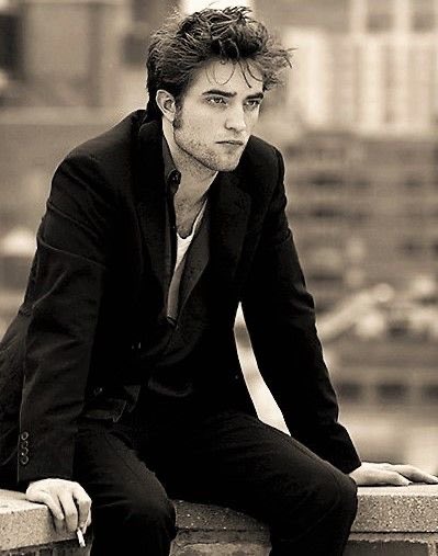 RoseSee's tweet photo. ⭐️Happy Birthday Dear Robert!⭐️
#RobertPattinson https://t.co/69Up4hTZvW