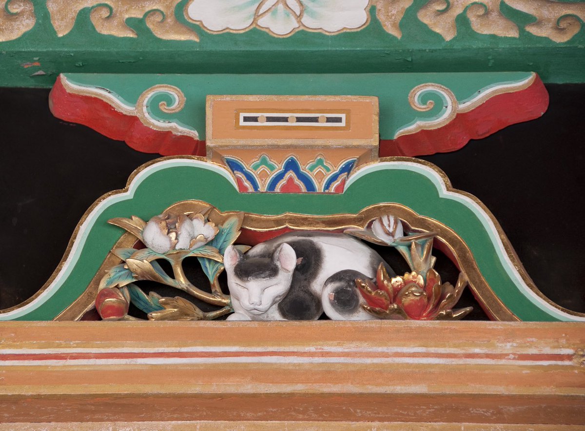 NekoJitaBlog's tweet photo. Hoy grabando vídeo nos hemos encontrado con un gato durmiendo igual que el gato durmiente del santuario Tōshōgū, en Nikkō. Solo uno saldrá en el vídeo. El otro solo lo podéis ver si visitáis el santuario 🤣 https://t.co/mLkNevzs1u
