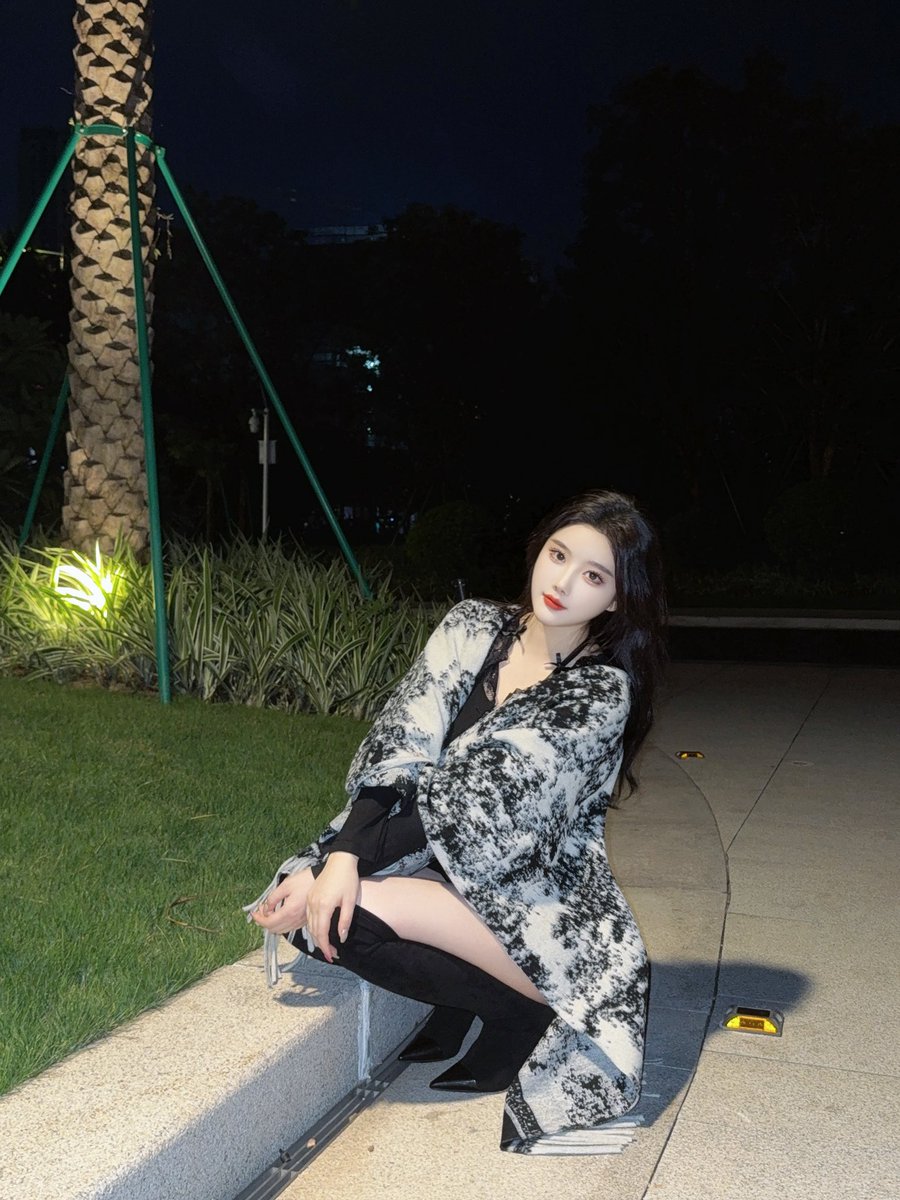 sugarbabyssssu's tweet photo. 你摸摸我的衣服，是不是做女朋友的料 https://t.co/7TBnd24LLo